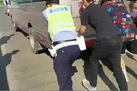 公交车抛锚影响道路通行 东丽交通辅警及时疏导处置保道路畅通图片