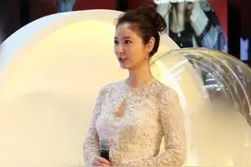 林心如和赵丽颖撞衫1.6万连衣裙，小12岁的颖宝差距咋这么大图片