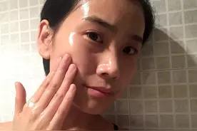 中年女人想要养出水嫩的皮肤，洗完脸做好这4点，比敷面膜更管用图片