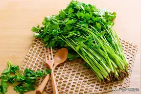 香菜根别扔掉，90岁外婆分享几十年的土方法，解决很多人的困扰图片