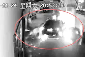 监控实拍！海口一小轿车失控连撞5车！视频封面