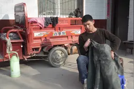 身残志坚！丹江口一残疾小伙儿养甲鱼，年赚100多万带村民脱贫视频封面