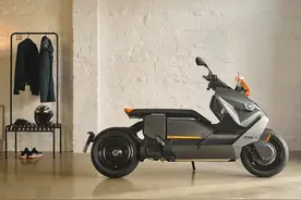 新车 | 售价10万多元，续航130公里，这台“两轮电摩”挂着宝马标图片