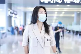 何洁挺有自信的，“真空”穿短西装，四六比例的身材和普通人一样图片