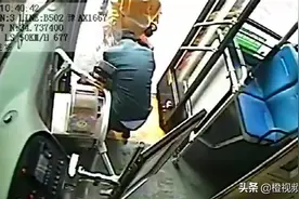 蹲地为孕妇乘客系鞋带，司机：自己老婆也快生了，感同身受孕妇的不易图片