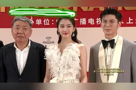 关晓彤比导演郑晓龙高比185胡军低一点，鹿晗合影踮脚原因找到了图片