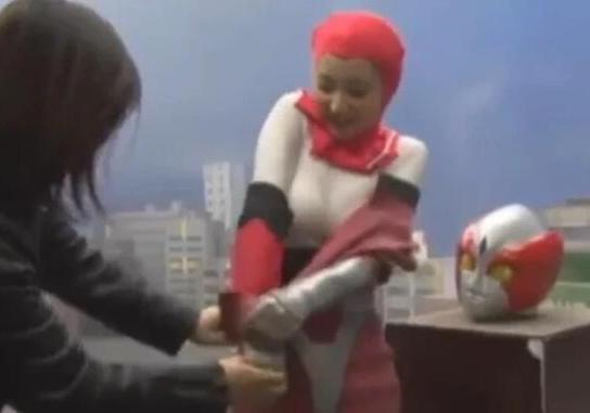 女性奥特曼远远少于男性奥特曼，除了辛苦，还因不能按在地上摩擦