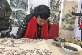 河南：90后小伙自幼失去双臂和右腿，但他用嘴含笔画画作品惊艳图片