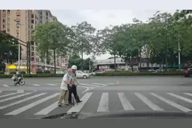 他扶着老爷爷过马路的一幕，温暖了整个佛山图片