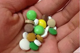 吃感冒药时，到底能不能喝酒喝牛奶？最好的选择其实是温水图片