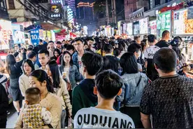 南宁最受欢迎的地摊一条街，夜晚游客如织，白天了无痕迹图片