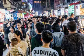南宁最受欢迎的地摊一条街，夜晚游客如织，白天了无痕迹图片