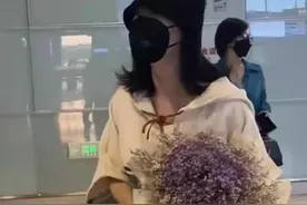 谢娜二胎后首露面，穿宽松斗篷依旧孕味，满脸幸福感藏不住图片