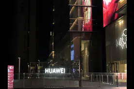 一男子购买华为手机遭遇捆绑销售！要搭配999元蓝牙耳机才有资格购买图片