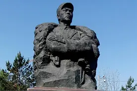 抗战英雄牺牲73年后魂归故乡：武警亲自护送，上万百姓夹道敬礼图片