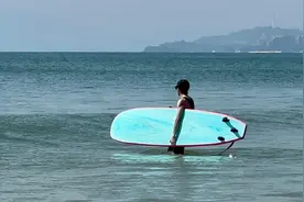 李现和蔡徐坤在三亚冲浪：李现腹肌亮眼，蔡徐坤半裸上身拿冲浪板图片