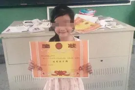 6岁女儿带奖状回家，宝妈四处炫耀乐开花，网友：不识字吗图片
