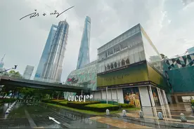 上海营业额最高的商场之一，就在东方明珠旁边，好多游客都来打卡图片