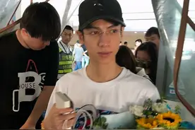 罗云熙街头被偶遇，身材成网友关注焦点，镜头前后差距这么大？图片