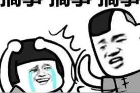 女同学网购制服手铐，不小心把男同学拷住，令人窒息的操作！图片