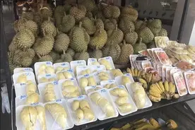 为什么泰国榴莲腐烂堆成山都没人买，中国游客：看看你牌子上的字图片