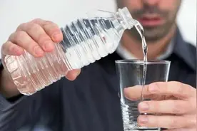 运动时饮水，对于我们的利害图片