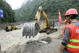 趣闻：泥石流冲翻矿车，司机爬树求生，泥石流中救出一女子成女友图片