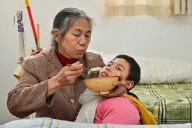 六旬老人照顾脑瘫孙女十年 做饭时将孙女绑起来图片