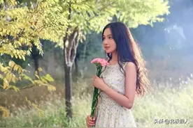 小花孙嘉璐户外美拍，纯真容颜如诗如画，与大自然融合的如此完美图片