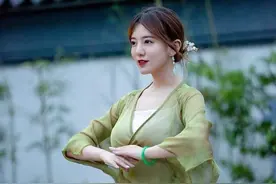 阿兰端午节晒美照，民族风的穿搭清新甜美，个性十足图片