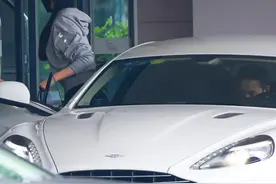 罗晋低调出镜，变身专车司机送唐嫣到机场，二人上演夫妻情深图片