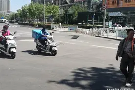 外卖员飞奔事故频发，根治“脱缰”的骑手齐抓共管是良策图片