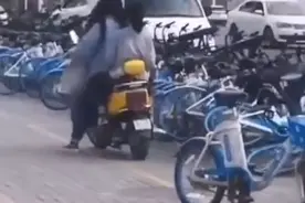 兰州一女子骑电动车连踹沿路共享单车，目击者：特别讨厌，想不通为啥图片
