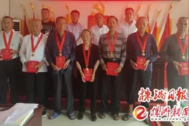 观看百年庆典盛况 下好自力村乡村振兴“先手棋”图片