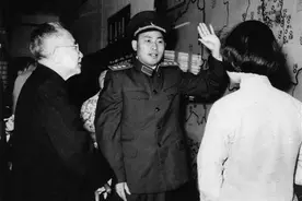 昔日“小鬼”成开国上将，彭老总：年纪不大，指挥打仗还真有本领图片