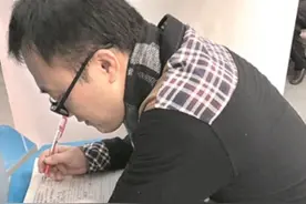 初中老师飞机上批改试卷成为“网红”！网友：让小学老师看看图片