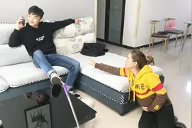 怀孕妻子在家肚子疼，丈夫却不管她，结局大快人心视频封面