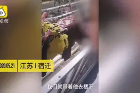 熊孩子高空泼墨，楼下邻居全遭殃！事后家长的反应亮了图片