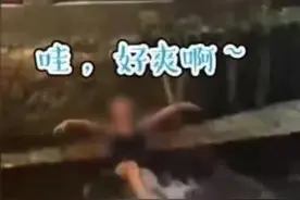 女游客酒后在丽江古城石榴井戏水，当事人道歉：酒后不慎跌入，网友：摔跤还穿泳衣？图片