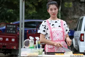 千万别小看摆地摊，5名“地摊西施”晒账本，月入万元根本不算事图片