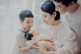 41岁挺孕肚倒立一字马，体操皇后刘璇穿红丝绒西装，逆袭成女王图片