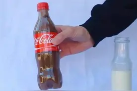 把牛奶倒进可乐里，可乐会变透明吗？1分钟了解真相图片