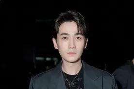 好狠！粉丝晒大量生图吐槽朱一龙，秃头水桶腰太吓人图片