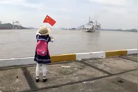 《和平之舟》幕后，是小军娃一年年的码头相送，是海军裙的一次次变短图片