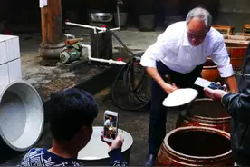 60岁酒坊老师傅说，“花雕酒”和黄酒差别不止一点，别再花冤枉钱图片