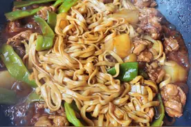 豆角焖面用鸡肉来做，味道鲜美，香味足，妹妹今天吃了两大碗图片