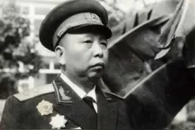 开国中将，授衔结束后几位上将追着敬礼，曾救过两位上将图片