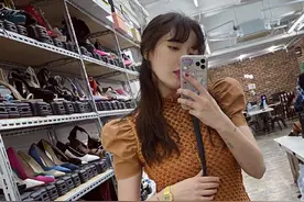 泫雅棕色泡泡袖紧身裙时尚又性感 尽显S型曲线身材图片