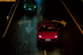 浙江一男子租法拉利深夜飚到240码，“猪队友”网上发视频，交警：惯犯，吊销驾照图片