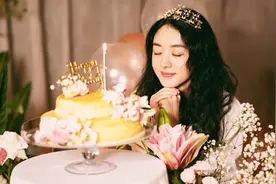 赵丽颖33岁生日排场大！穿休闲装戴王冠羊毛卷发型超显嫩，超美图片